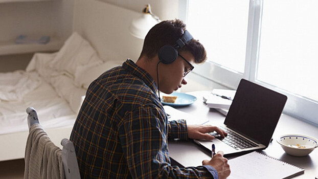 Минобрнауки перевело вузы Москвы и Петербурга на дистанционное обучение