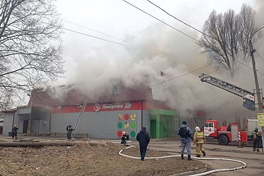 В Брянске вспыхнул пожар в торгово-офисном здании