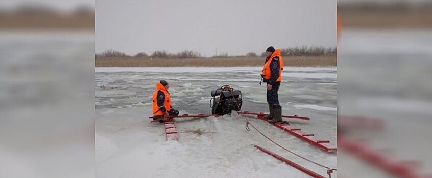 Снегоход с тремя рыбаками провалился под лёд в Удмуртии