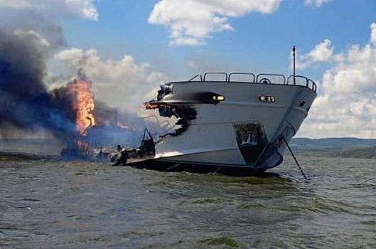 Шесть человек спаслись с горящей яхты в Саратовской области