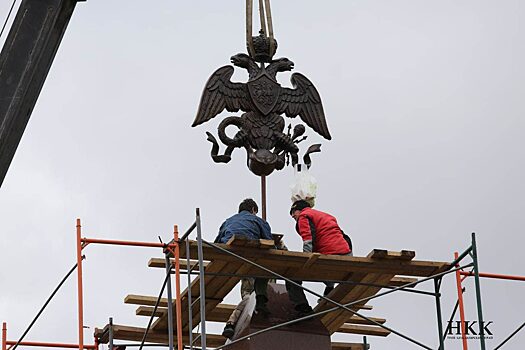 В Красноярске в сквере имени Степанова установили герб Российской империи