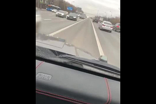 «Богатые русские дети» устроили гонки по разделительной Кутузовского проспекта