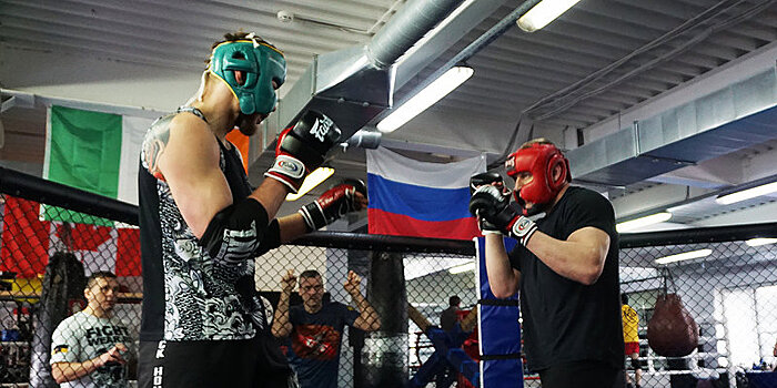 Как тяжеловес Волков спаррингует перед UFC в Лондоне. Бойцы запрещают снимать спарринги, но мы смогли