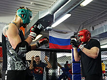 Как тяжеловес Волков спаррингует перед UFC в Лондоне. Бойцы запрещают снимать спарринги, но мы смогли