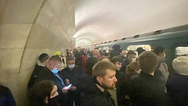 На зеленой ветке московского метро встали поезда