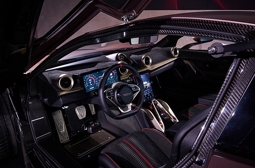 Четыре мотора позаимствованы у Boulogne без изменений: они выдают в сумме 1110 лошадиных сил и 1620 Нм. Основной фишкой оказалось оформление в духе Hispano Suiza Alfonso XIII начала прошлого века. Автомобиль обрёл иные дефлекторы спереди, пороги и большое заднее антикрыло, которое напоминает крылья аиста: это намёк на фирменную эмблему.