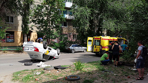 В Саратове три автомобиля столкнулись в центре города