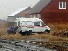 До пациента шли пешком: под Тюменью две машины скорой помощи застряли в грязи