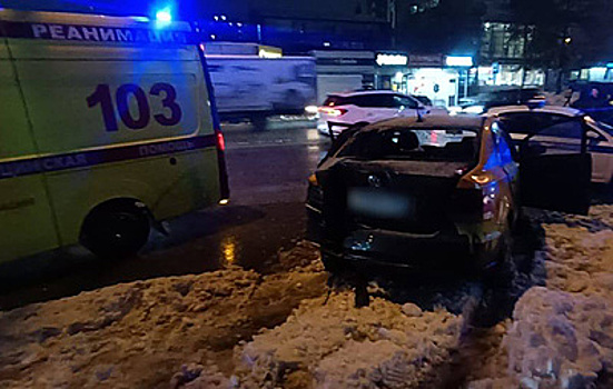 Появились кадры с места ДТП в Новосибирске, где автомобиль въехал в остановку