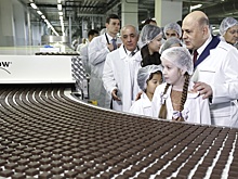 Мишустин устроил экскурсию по шоколадной фабрике для детей из стран СНГ
