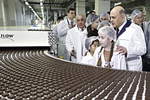 Мишустин устроил экскурсию по шоколадной фабрике для детей из стран СНГ