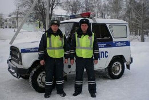 Ульяновские гаишники спасли на трассе замерзающего водителя