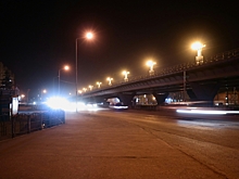 Власти решили засыпать промоины, которые омичи заметили под метромостом