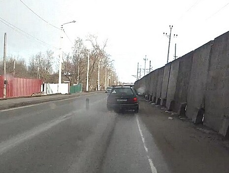 В Лихославле у машины на полном ходу отвалилось колесо и перепрыгнуло через забор