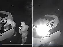 Угонщик крайне неудачно поджег автомобиль в Австралии - видео