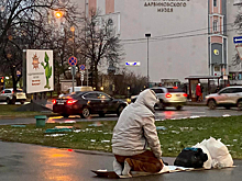 Жителей Москвы возмутил молящийся напротив музея приезжий