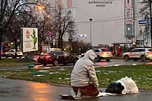 Жителей Москвы возмутил молящийся напротив музея приезжий