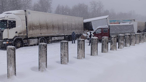 Снежный коллапс произошел на федеральных трассах в Татарстане из-за снегопада