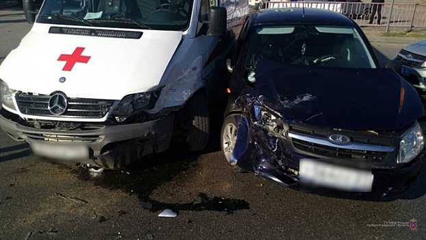 В Красноармейском районе Волгограда скорая помощь протаранила легковушку