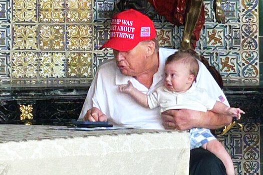 Тиффани Трамп выложила фото отца с внуком на коленях