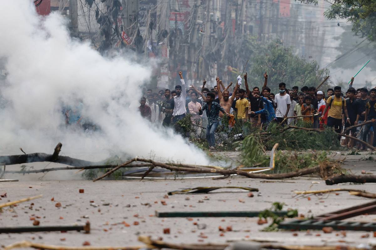 Полиция открыла огонь по протестующим в Бангладеш