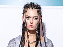 Звезда «Холостяка» Адаменко вышла в свет с афрокосами до поясницы и пирсингом