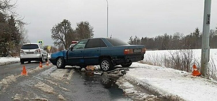 В Багратионовском районе легковушка врезалась в фонарный столб