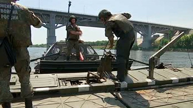 Военные инженеры соорудили переправу через реку на трассе М-4 «Дон»