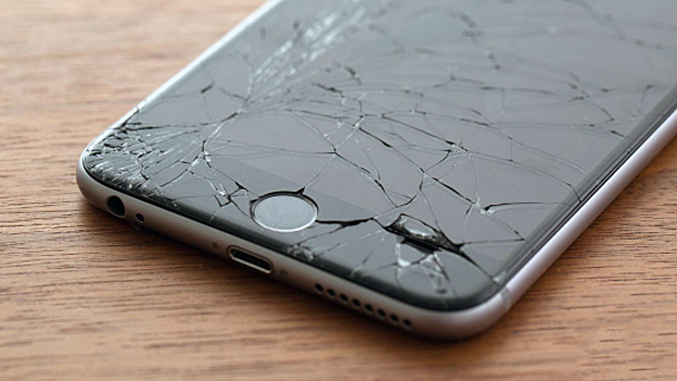 Космос в трещине: пользователь удивил фото через разбитую камеру смартфона