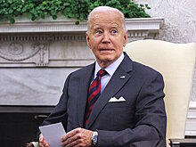 Джо Байдена задвинули за спины родственников на праздничной фотографии