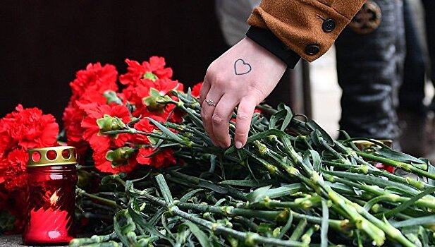 Жители Киргизии несут цветы к посольству России после трагедии в Кемерово