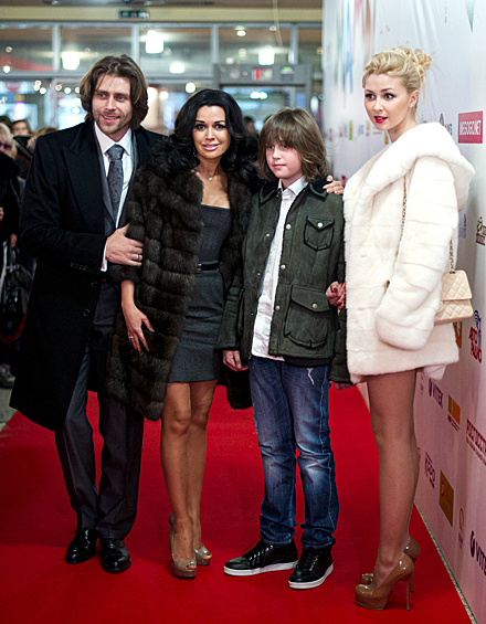 Актриса Анастасия Заворотнюк с супругом, фигуристом Петром Чернышевым и сыном Майклом перед началом премьеры фильма "Мамы" в кинотеатре "Октябрь", 2012 год