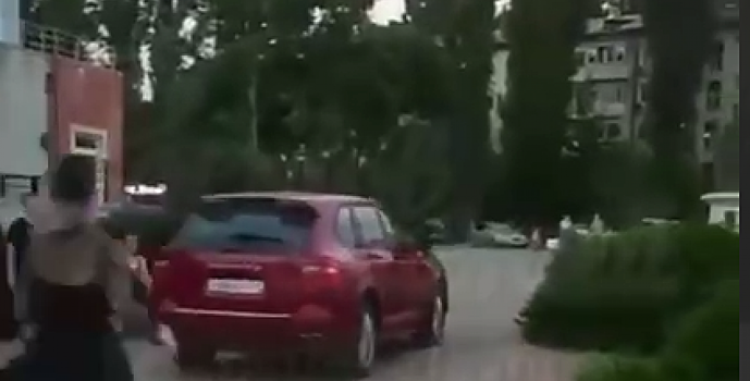 Водитель без прав наказан за катание по пешеходной зоне в Ростове