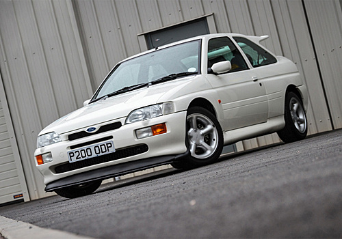 21-летний Ford Escort RS Cosworth с «запахом новой машины» пустят с молотка