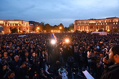 Бунтари в Армении пришли к резиденции премьера, поздоровались с полицией и ушли