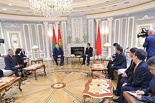 Президент Беларуси провел встречу с главой делегации Китая