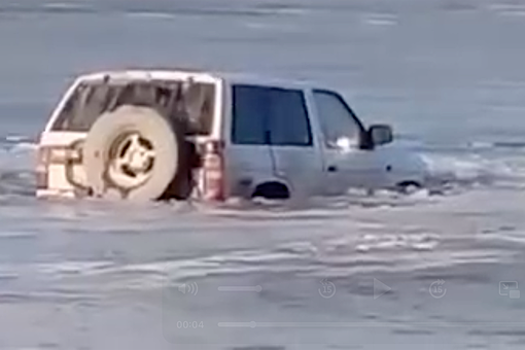 Mash: вторая машина за два дня провалилась в ледовую трещину в Приморье