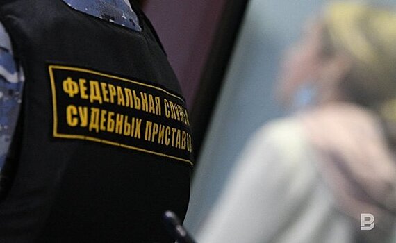 В Казани должник заперся в Mercedes-Benz, чтобы авто не забрали за долги