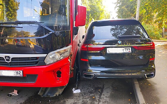 На улице Великанова автобус столкнулся с BMW X7