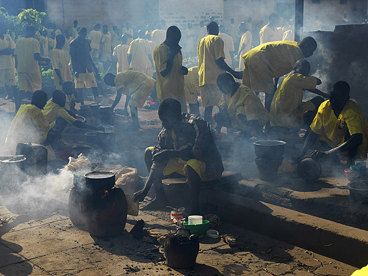 Уганда. Тюрьма Киго — место заключения строгого режима, где содержатся 1175 заключенных. Им разрешено дополнительно готовить еду во дворе, если родственники приносят им продукты.