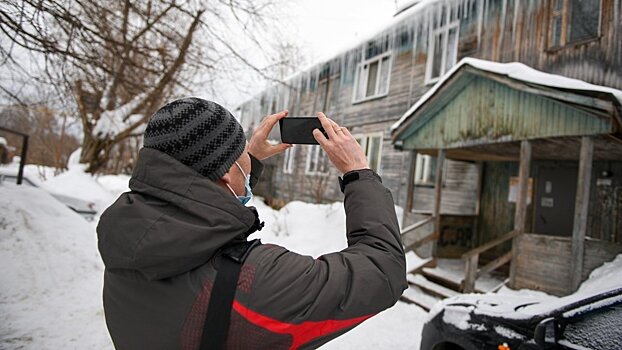 Чиновники сфотографировали метровые сосульки, свисающие с кировских крыш