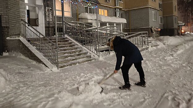 Глава Заречного показал пример борьбы со снежными завалами