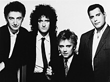 Елизавета Вторая и группа Queen "встретились" на монете