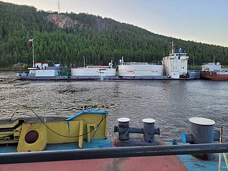 Начато расследование столкновения танкеров на реке Лена
