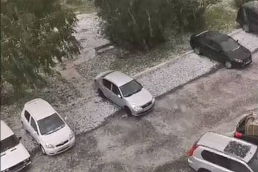 Град в российском городе побил автомобили и попал на видео