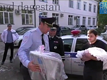 Сотрудники МВД Дагестана встретили из роддома маму с малышом и подарили им подарки