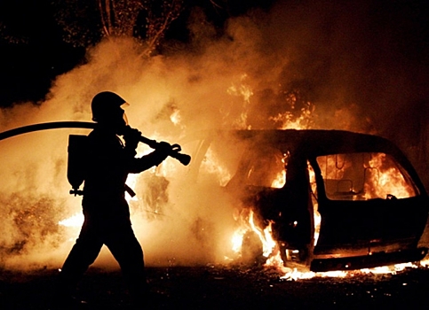 В Екатеринбурге минувшей ночью горели два автомобиля