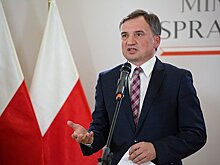 Польский министр пришел на пресс-конференцию с оружием
