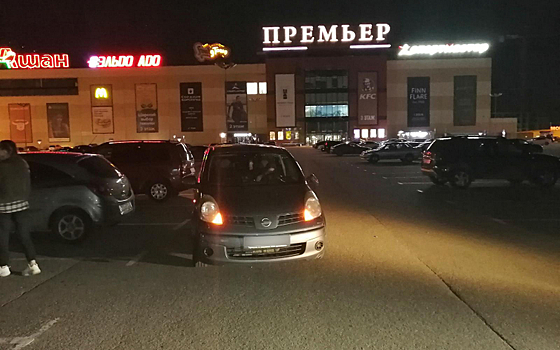 Около рязанского ТРЦ «Премьер» автомобиль сбил девушку на прокатном электросамокате