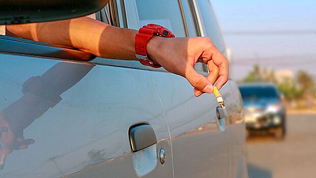 Медведев запретил водителям и пассажирам выкидывать окурки